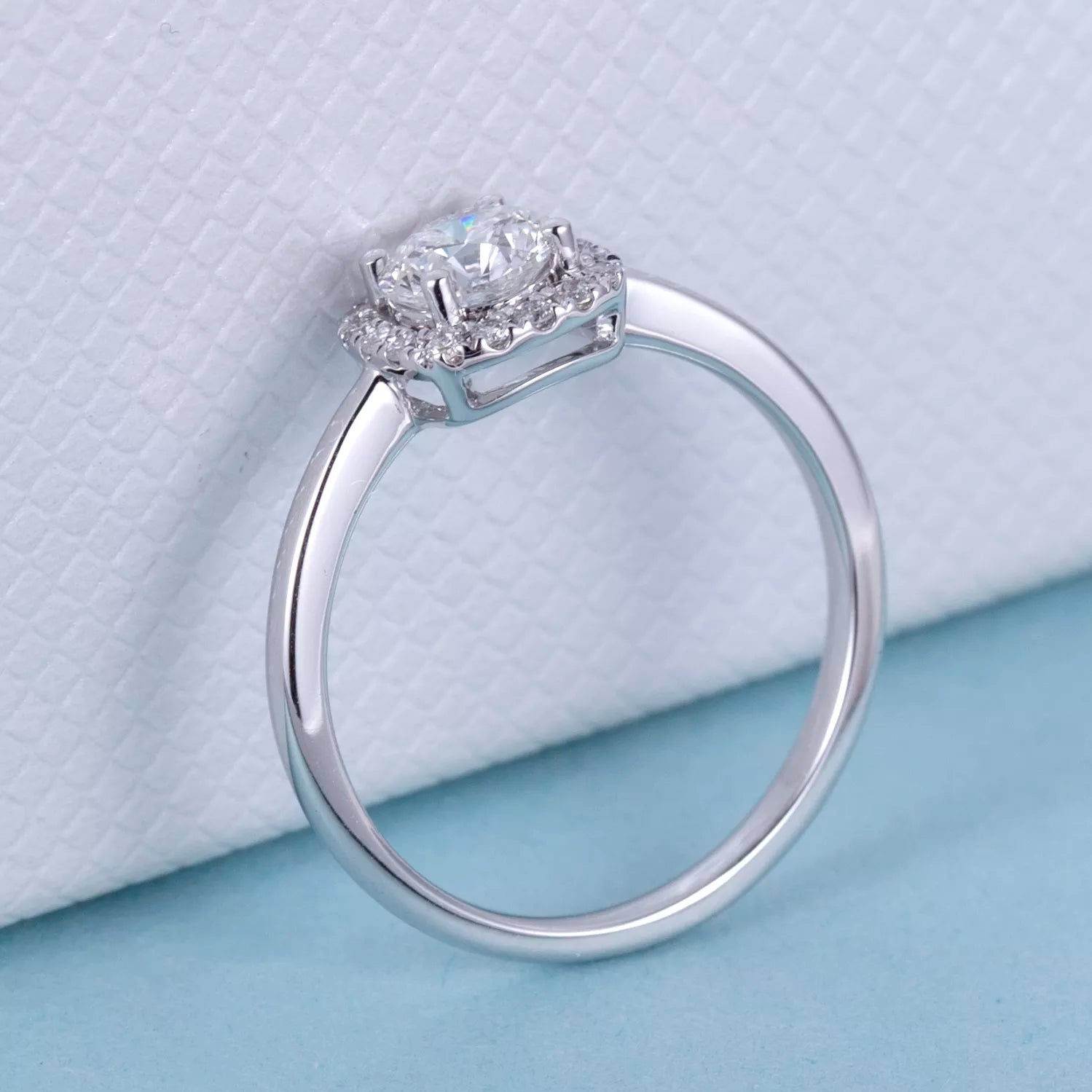 Round Cut Diamond Halo Engagement Ring