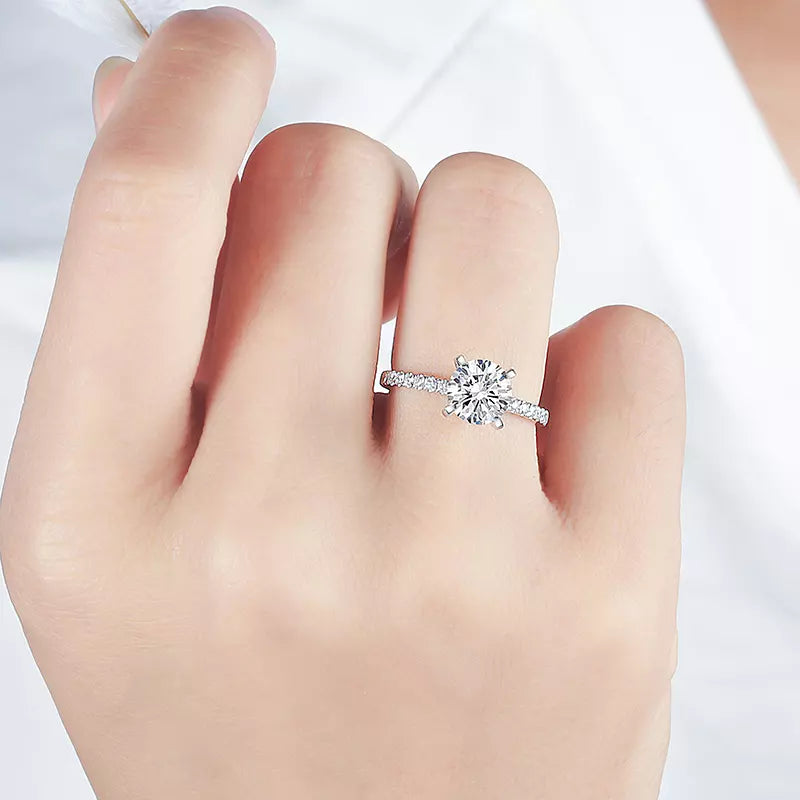 Round Cut Diamond Engagement Ring