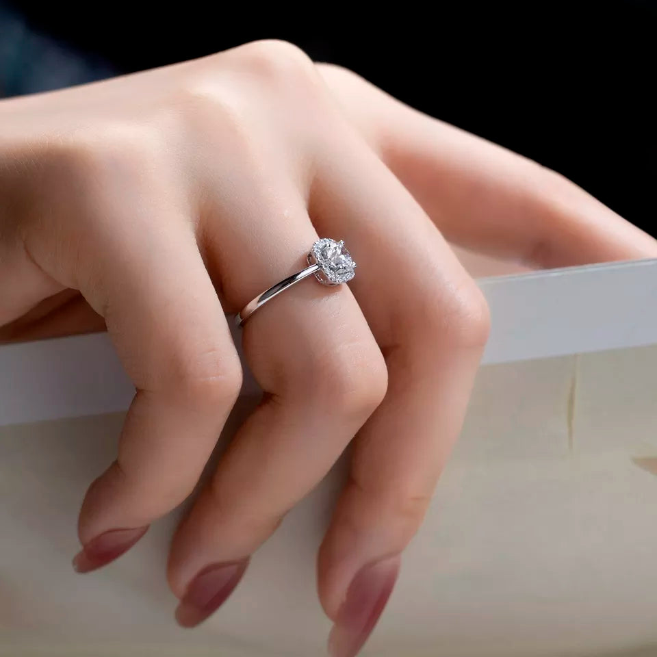 Round Cut Diamond Halo Engagement Ring